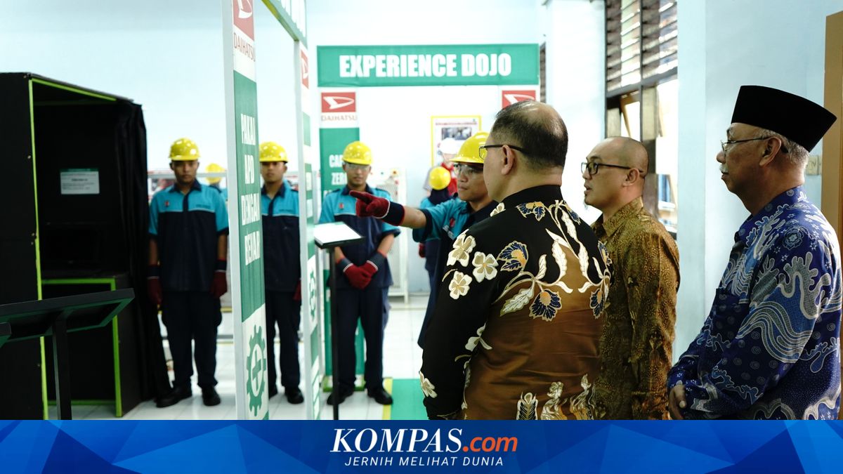 Supporting Vocational Education, Daihatsu Receives Award from East Java Provincial Government