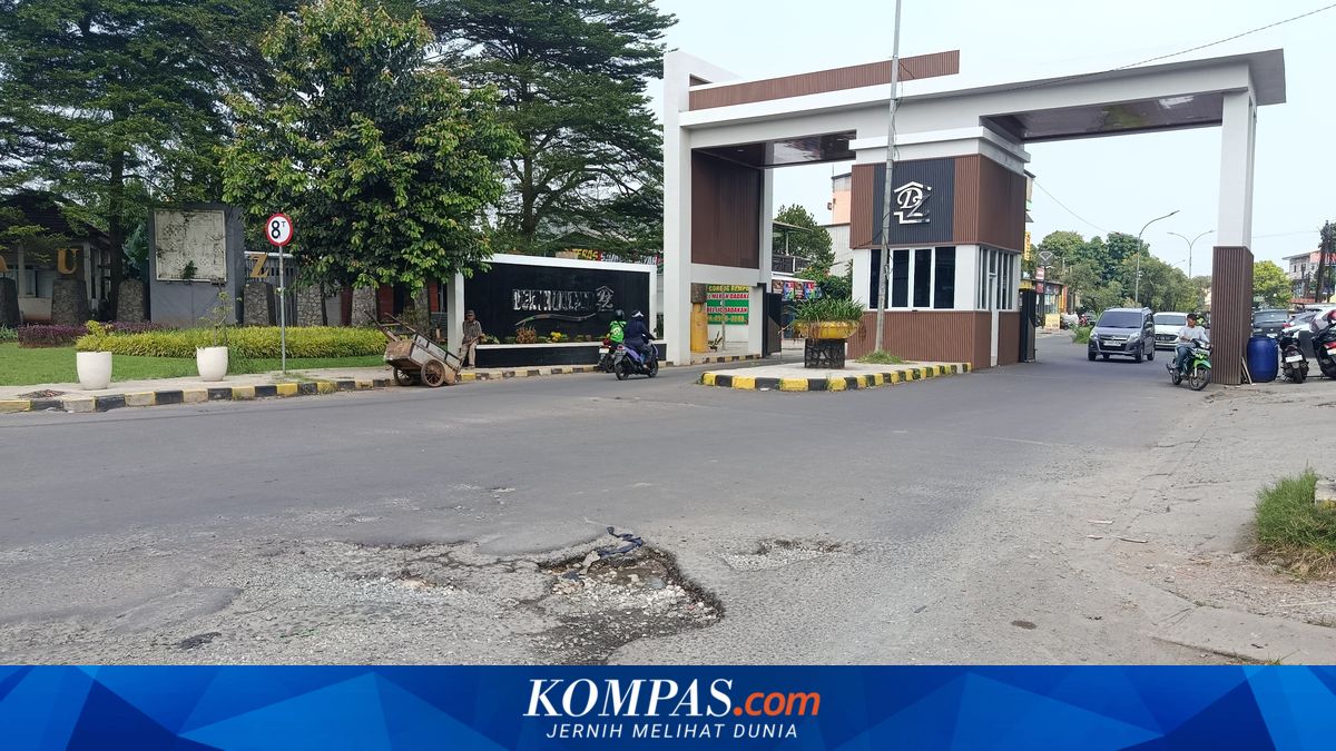 Rp 1 Billion Gate in Dukuh Zamrud, Bekasi Stands Magnificently, But the Road in Front is Damaged and Potholed