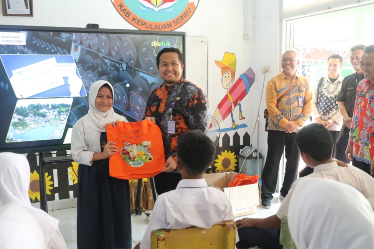 Dukcapil takes the initiative to provide civil registration services in the outermost island