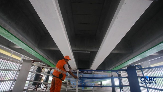 Scene Under Pasar Rebo Flyover Suddenly Becomes a Boxing Ring
