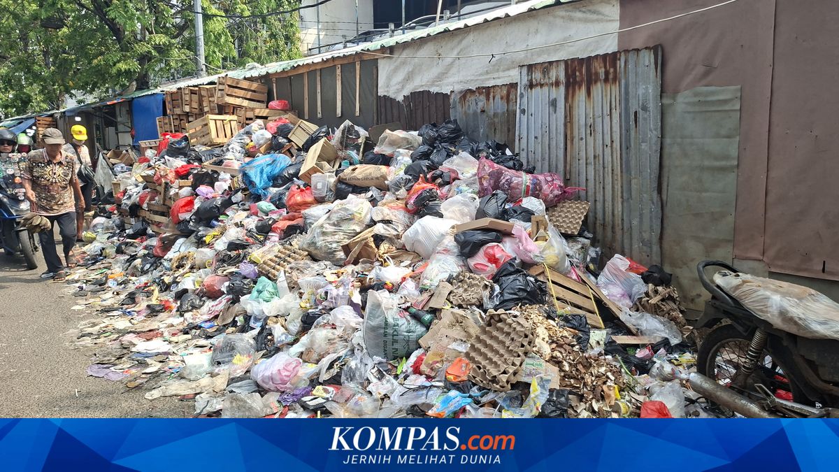 Rubbish Piles Up on Main Road at Angke Market in West Jakarta, Causing Traffic Jams and Chaos