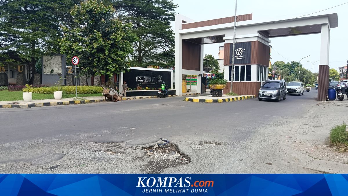 Bekasi Residents Urge City Government to Repair Damaged Road in Front of Rp 1 Billion Gate at Dukuh Zamrud
