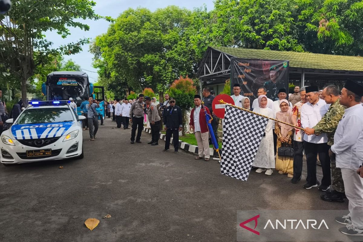 Ministry of Hajj and Umrah sends off first group of prospective pilgrims from Cirebon City