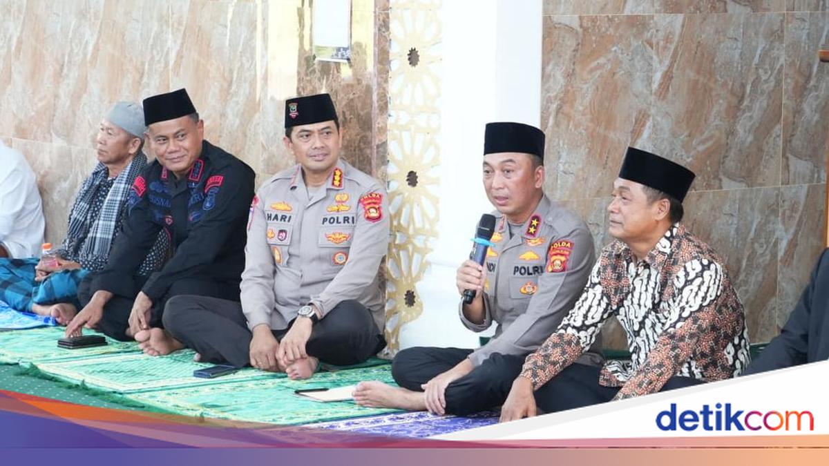 South Sumatra Police Chief Holds "Friday Chat" Session at Ar-Rahman Mosque, Gathers Community Aspirations