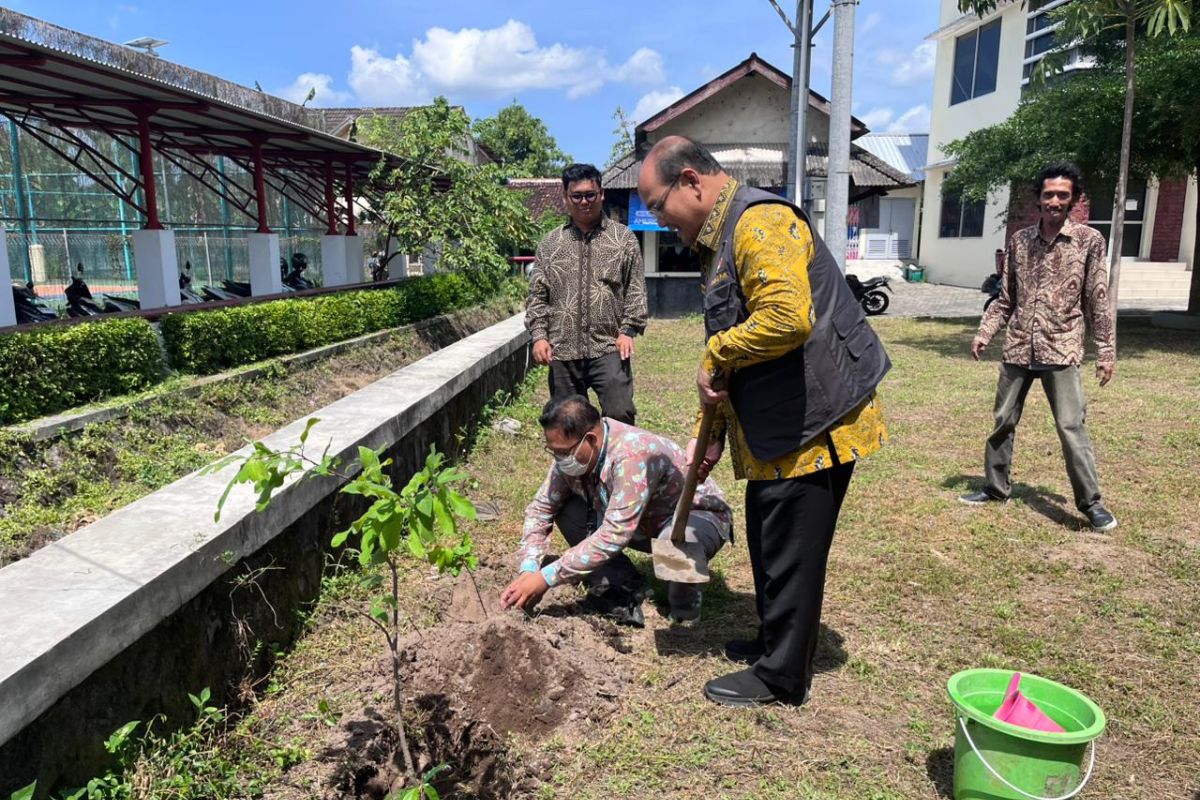 Kemenko PMK and ISI Yogyakarta Plant Trees to Commemorate 20th Anniversary of Yogyakarta Earthquake