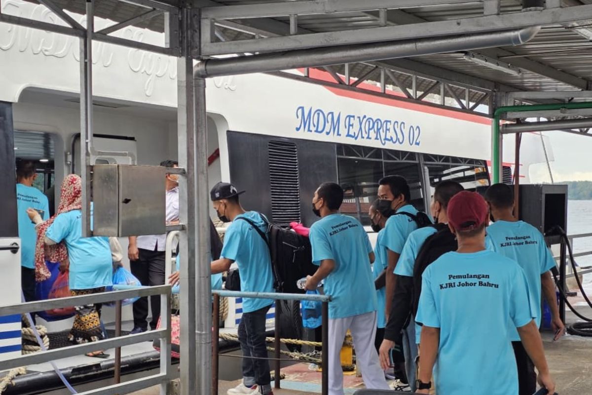 Indonesian Consulate General in Johor Bahru repatriates 232 Indonesian migrant workers via Batam