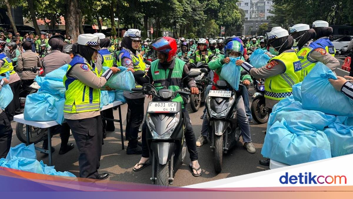 Caring Friday: Metro Jaya Police Distribute 350 Staple Food Packages to Ride-Hailing Drivers
