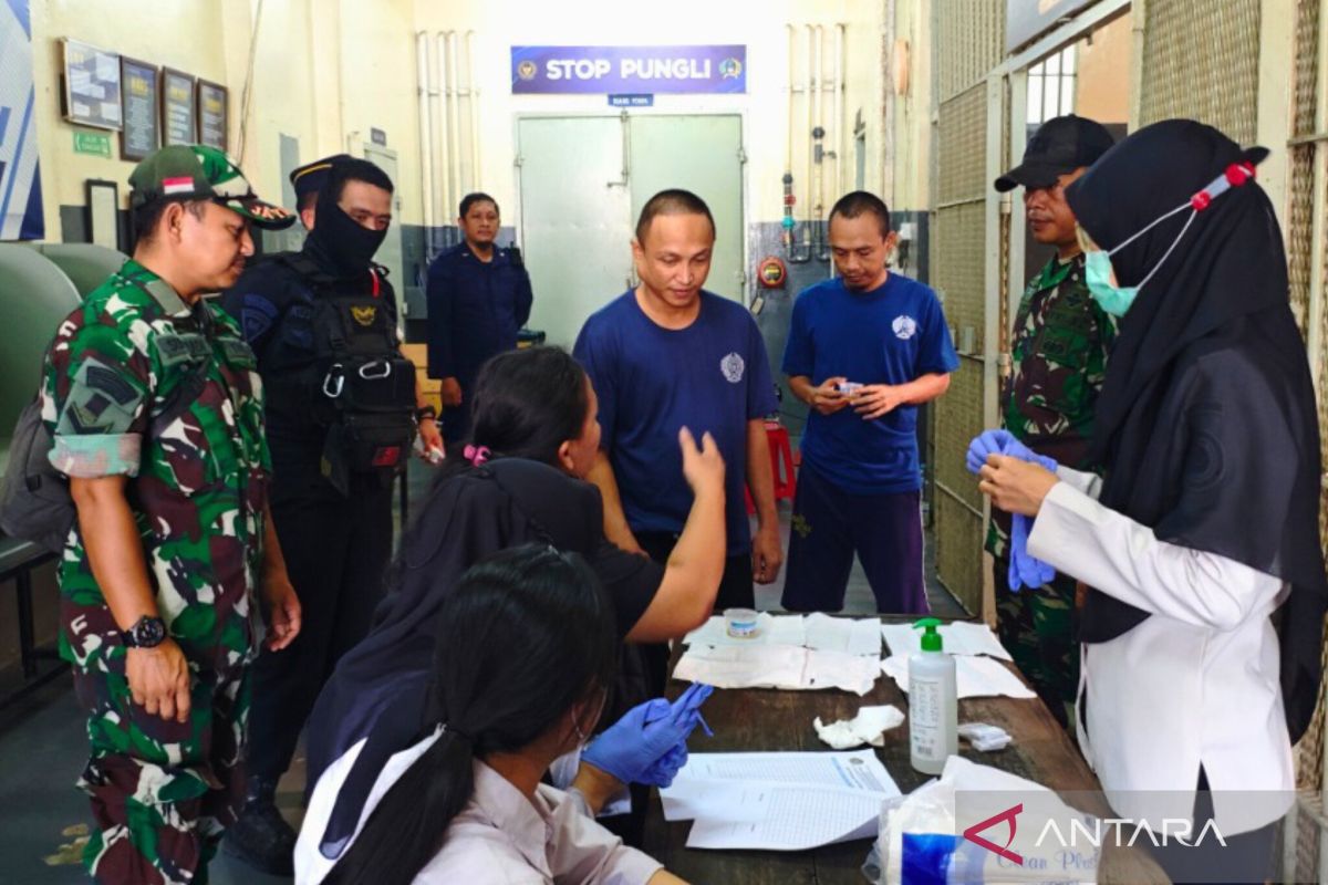 Jakarta Narcotics Prison Conducts Joint Raid and Urine Tests to Eradicate Drugs
