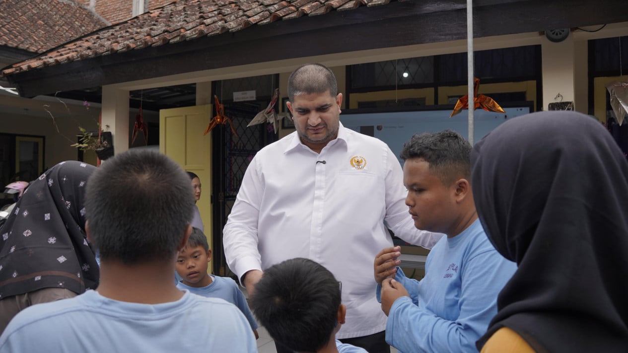 Visiting SLB in Lembang, Rajiv Distributes 50 PIP Assistance Grants and Surprise Wheelchairs