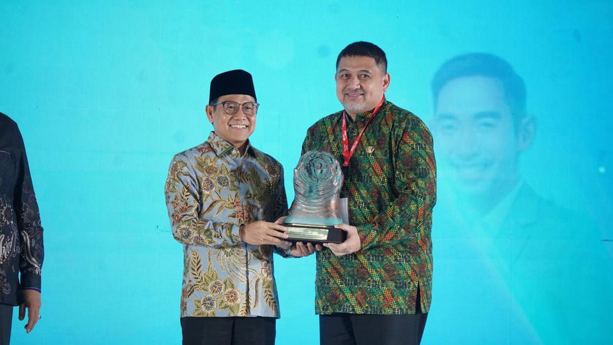 Commitment to Protecting Vulnerable Workers, Mayor Munafri Wins Paritrana Award