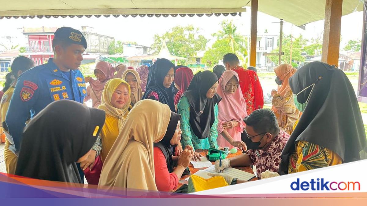 Riau Provincial Police Greet Coastal Residents, Provide Healthcare Services via Floating Clinic