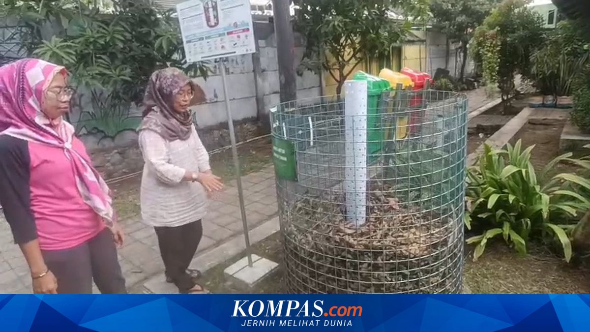 Residents of Rorotan, North Jakarta, Begin Sorting Waste, but Educating the Community Remains a Challenge