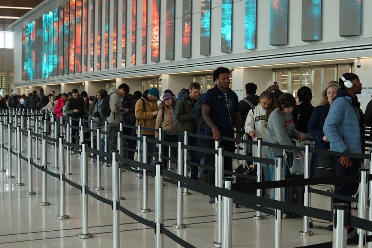 New York Authorities Ban Customs Staff from Wearing Masks