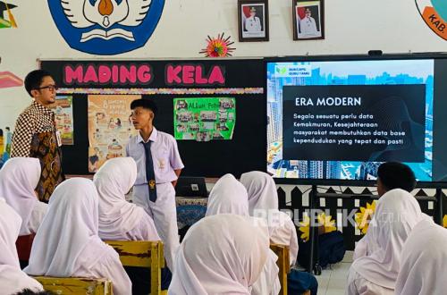 DKI Population and Civil Registration Sub-District Office Provides Services in Sabira Island