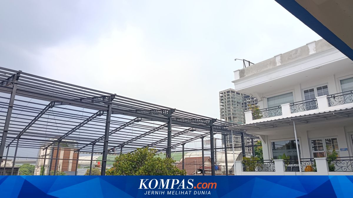 Parents Reject Construction of Padel Court in Front of School in Bekasi, Citing Noise and Safety Concerns