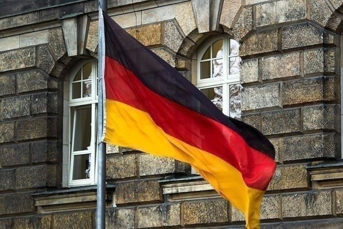 Thousands of students in Hamburg protest reintroduction of compulsory military service