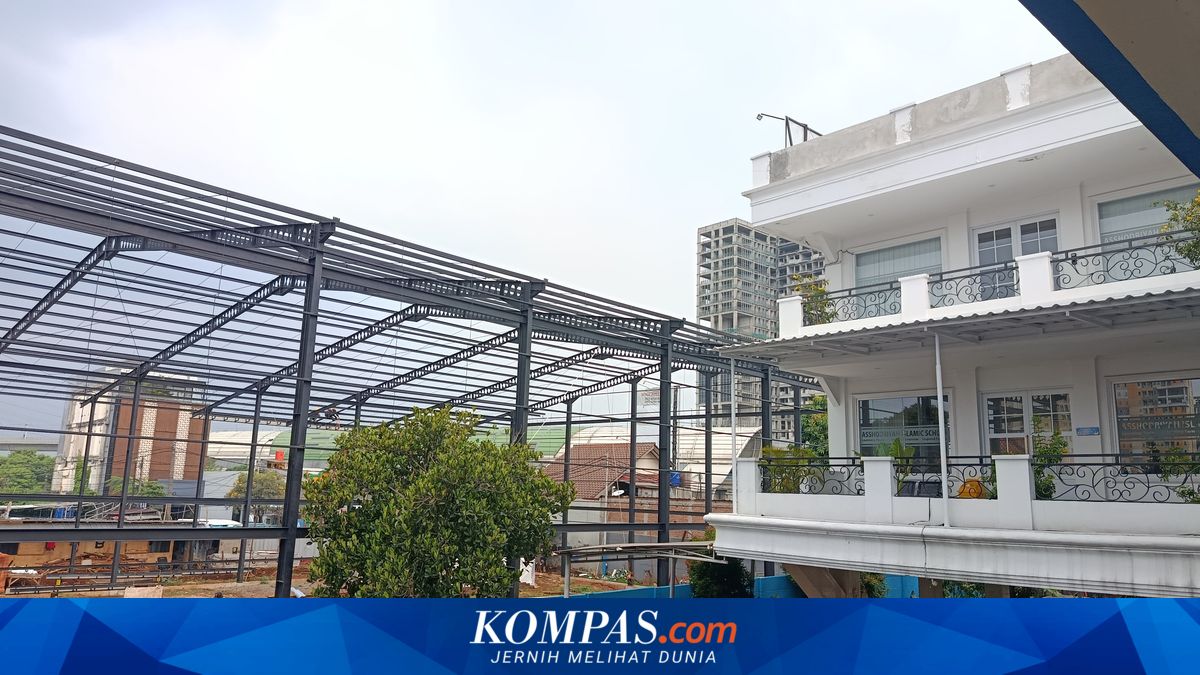 Bekasi City Government Temporarily Halts Padel Court Project Opposed by School Parents