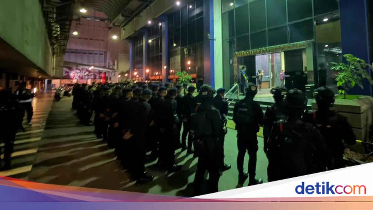Dozens of Brimob Personnel on High Alert in Jakarta's Hayam Wuruk Area: What's Happening?