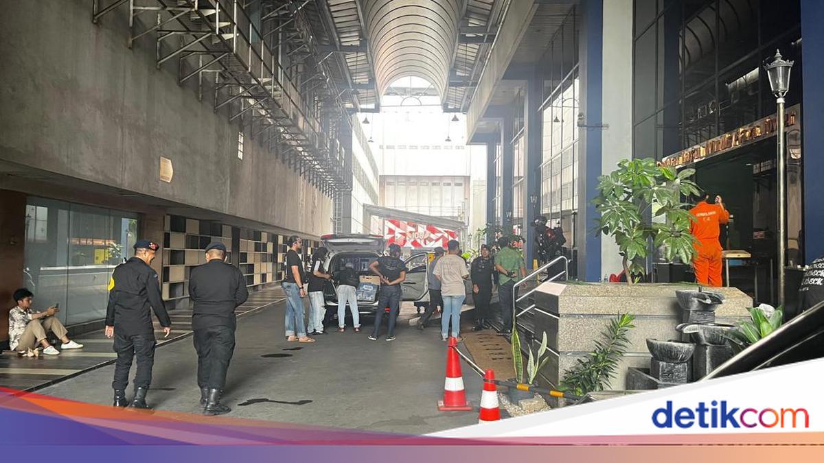 Tight Brimob Security at Hayam Wuruk Office Building Suspected Linked to Online Gambling Case