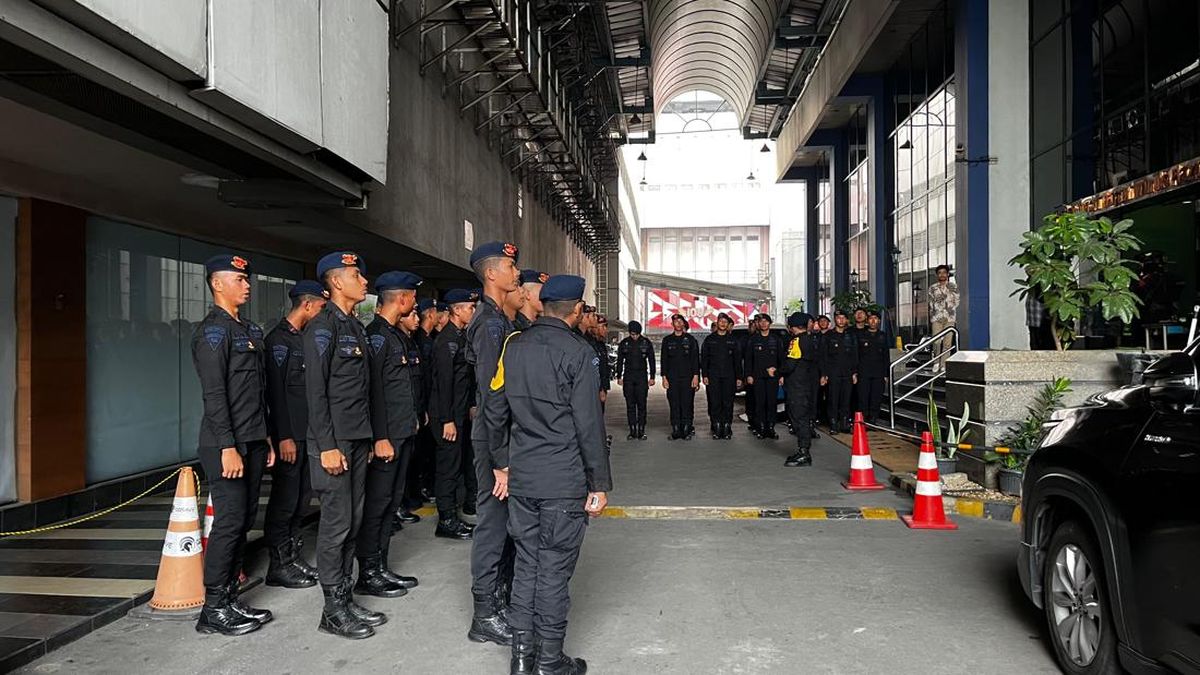 Dozens of Brimob Personnel Tightly Guard Office Building in Hayam Wuruk, What's Going On?