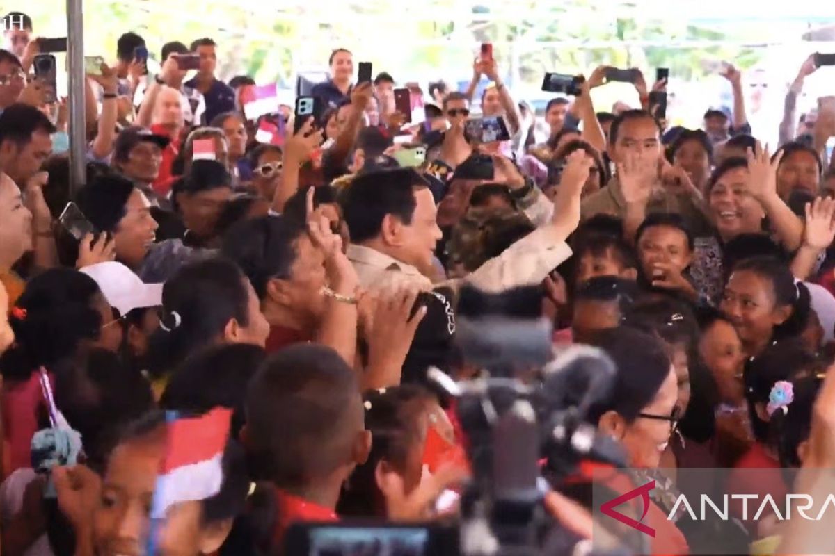 President dances "Tabola Bale" with locals in Miangas