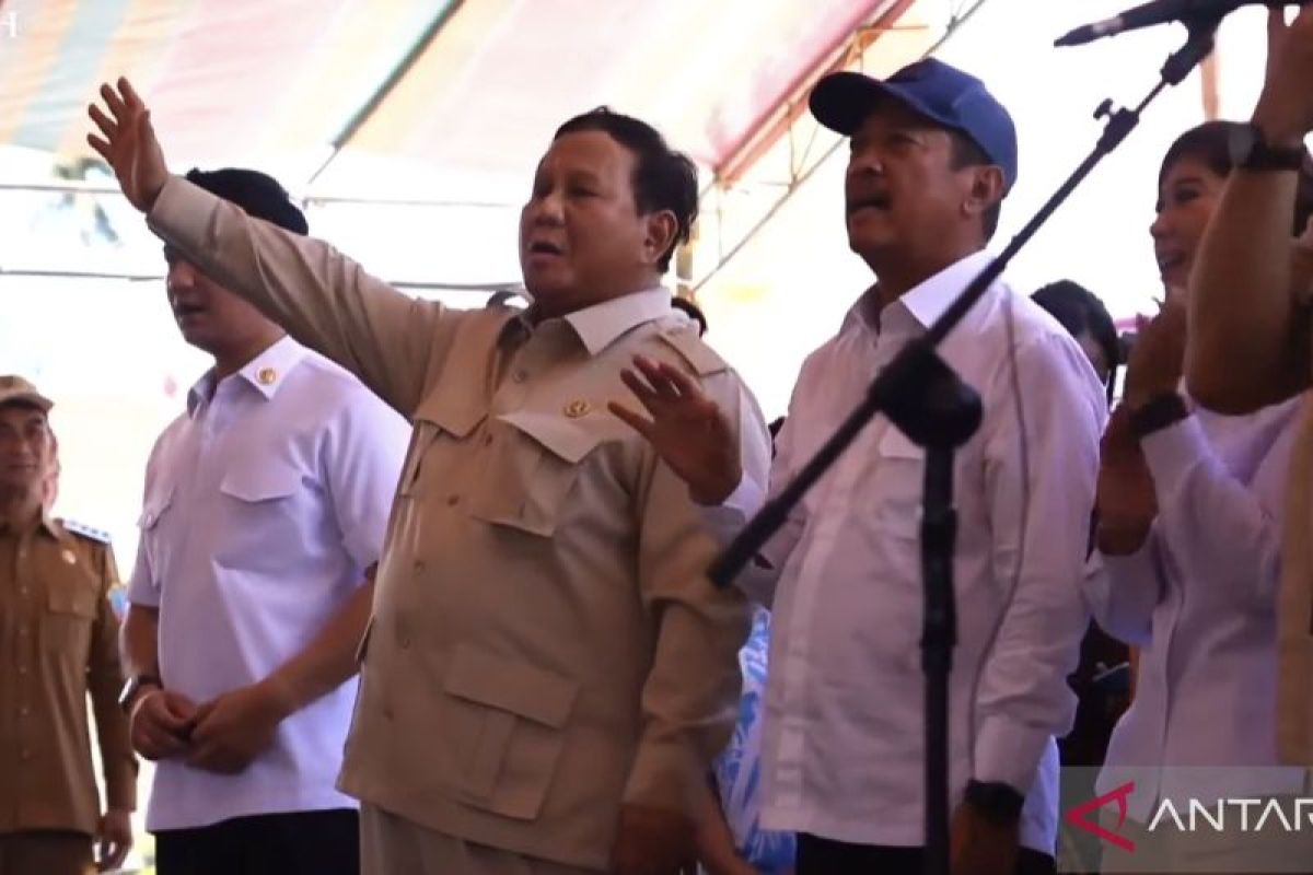 President Sings with Locals on Miangas Island