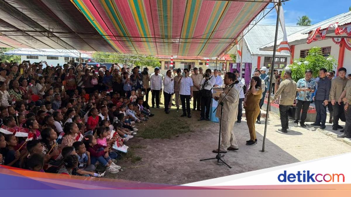 Prabowo Meets Residents of Miangas, Welcomed with Song 'Maju Tak Gentar'