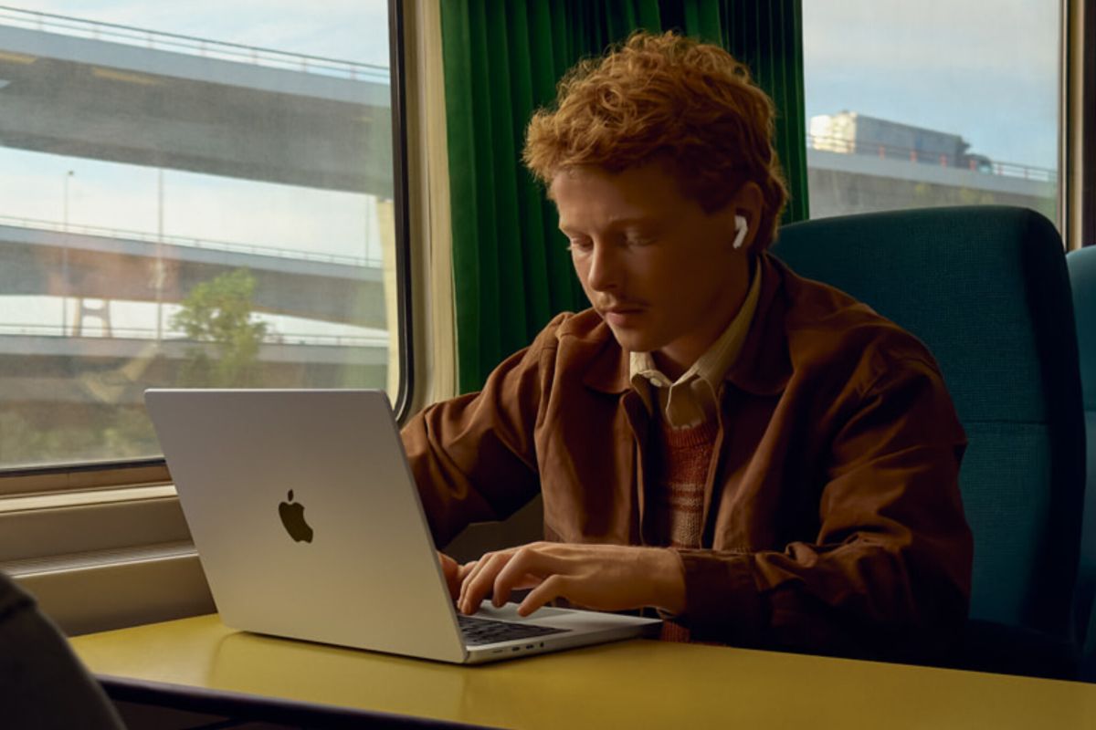 Apple enters final testing phase for AirPods equipped with camera