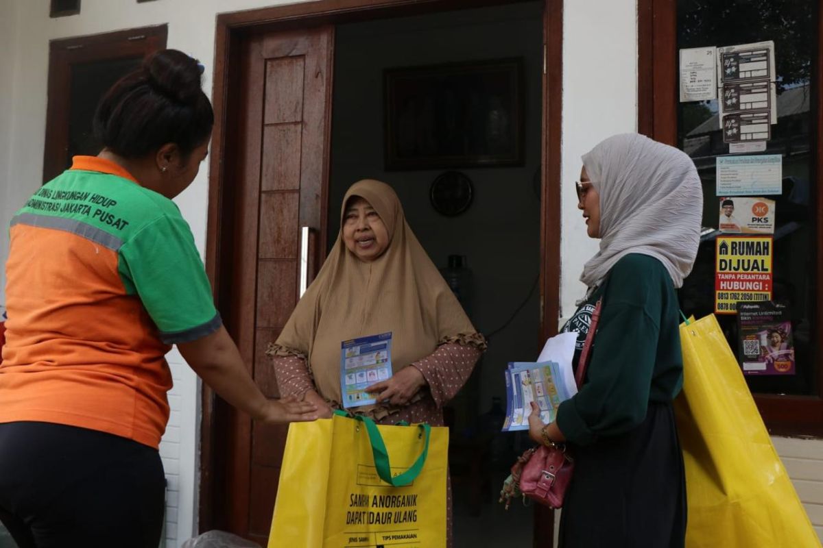 DKI Deploys 200 Sanitation Workers for 499th Anniversary Launch