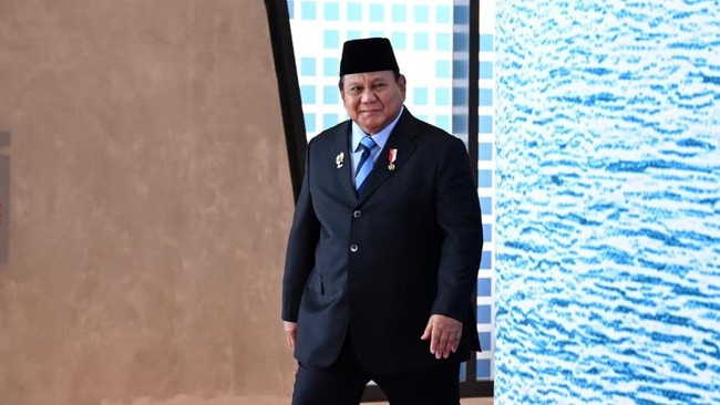 Prabowo's Working Visit to Indonesia's Outermost Island, Accompanied by Health and Defence Ministers