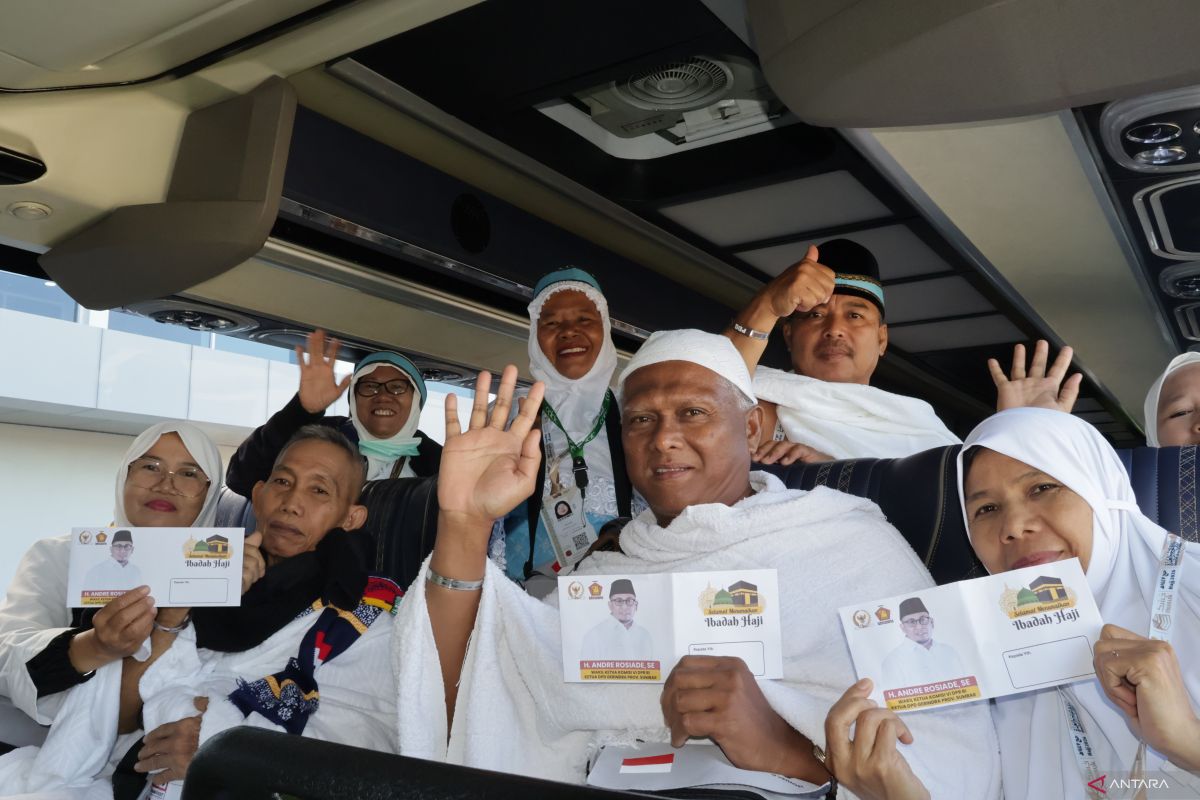 Legislator gives 100 riyals to last Hajj flight group from Padang