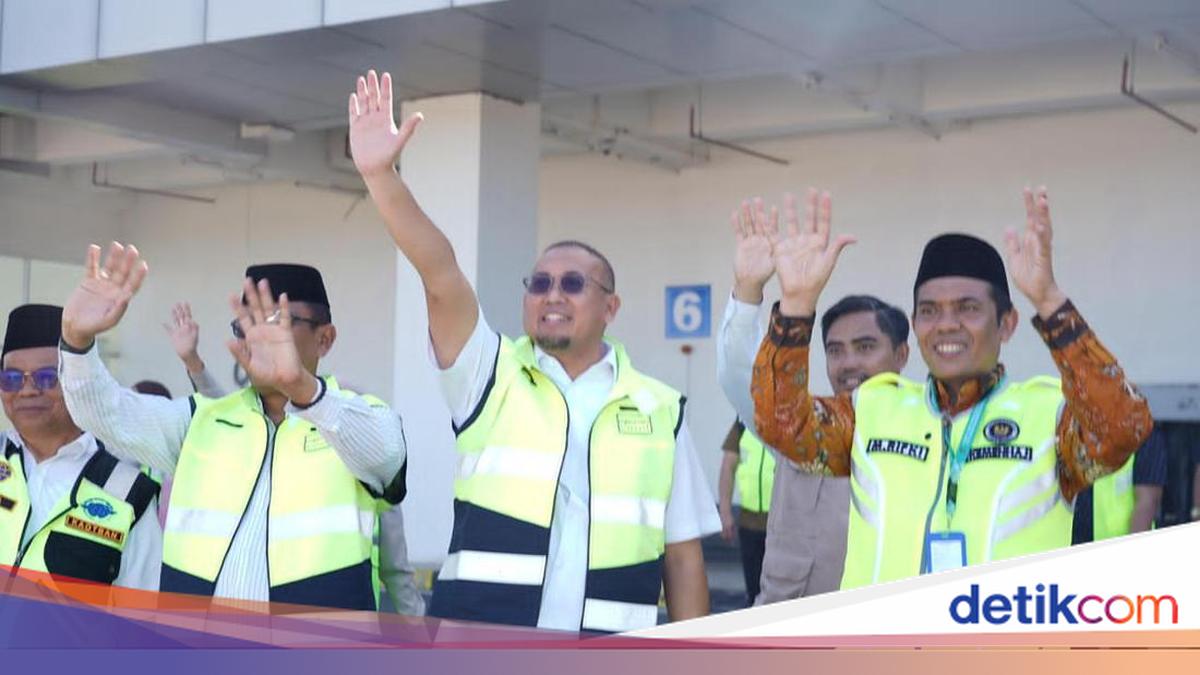 Andre Rosiade Bids Farewell to the Final Hajj Batch from West Sumatra, Distributes 100 Riyal Pocket Money