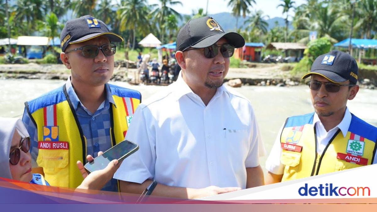 Andre Rosiade Oversees Construction of Anduring Kayu Tanam Bridge in West Sumatra
