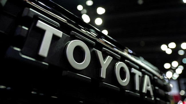 Toyota's Operating Profit Plummets, Hit by Trump Tariffs and Chinese EVs