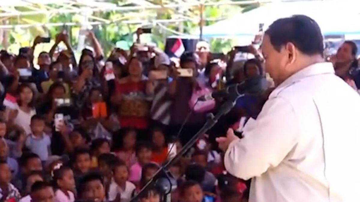 Prabowo Greets Residents During Working Visit to Miangas, Talaud Islands