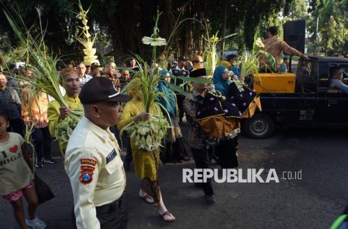 Sugar Cane Bride Tradition Marks the Start of Milling Season in Tulungagung