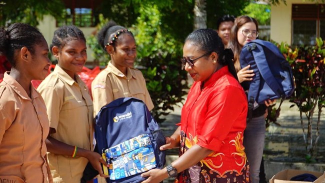 Bank Mandiri Distributes Thousands of Book Packages through Mandiri Cares for Schools