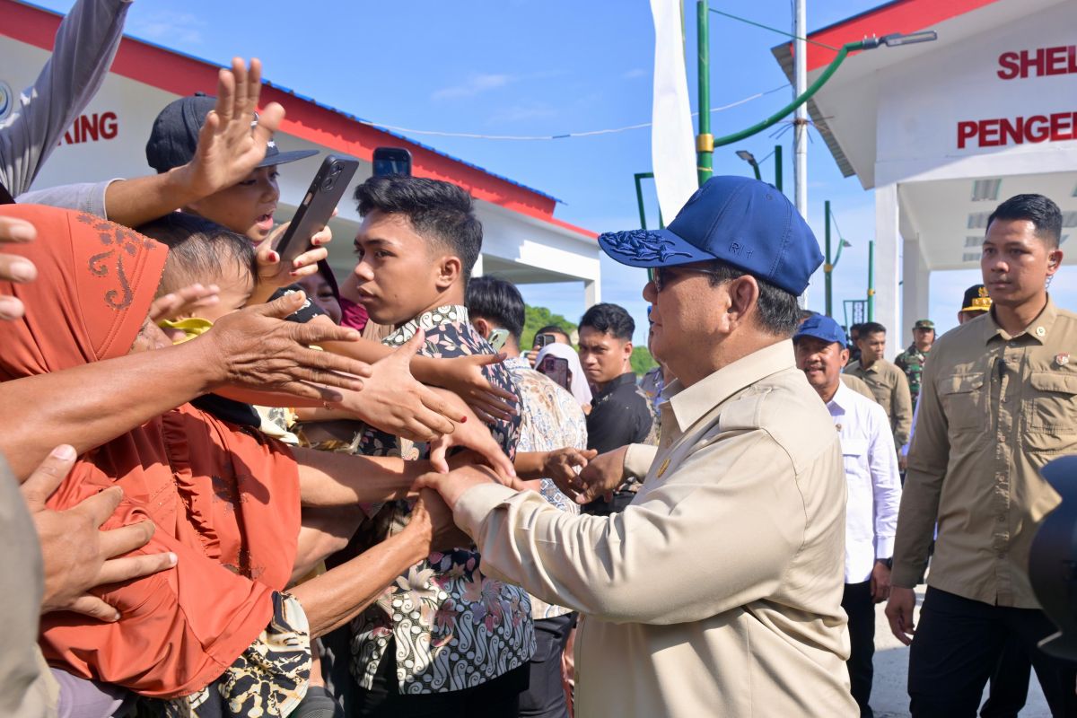 President dialogues with fishermen during inspection of KNMP Gorontalo