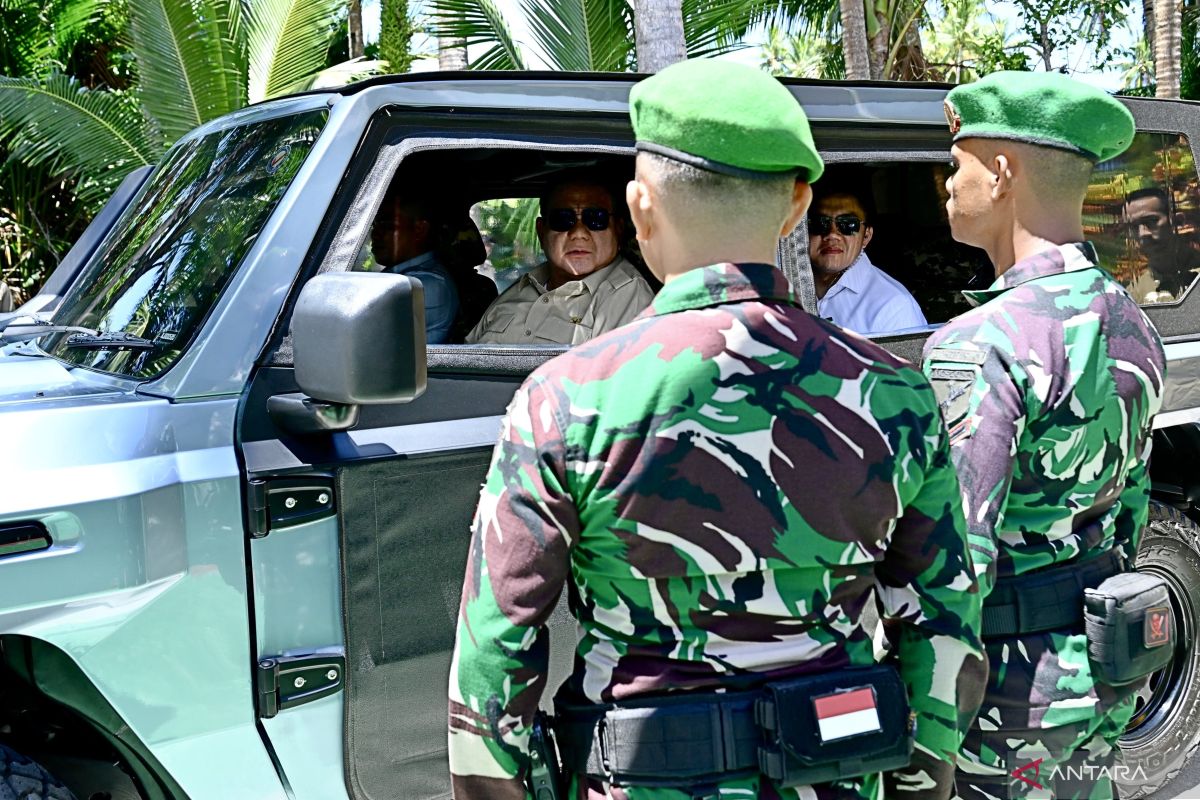 Prabowo makes surprise stop to greet soldiers on Miangas Island