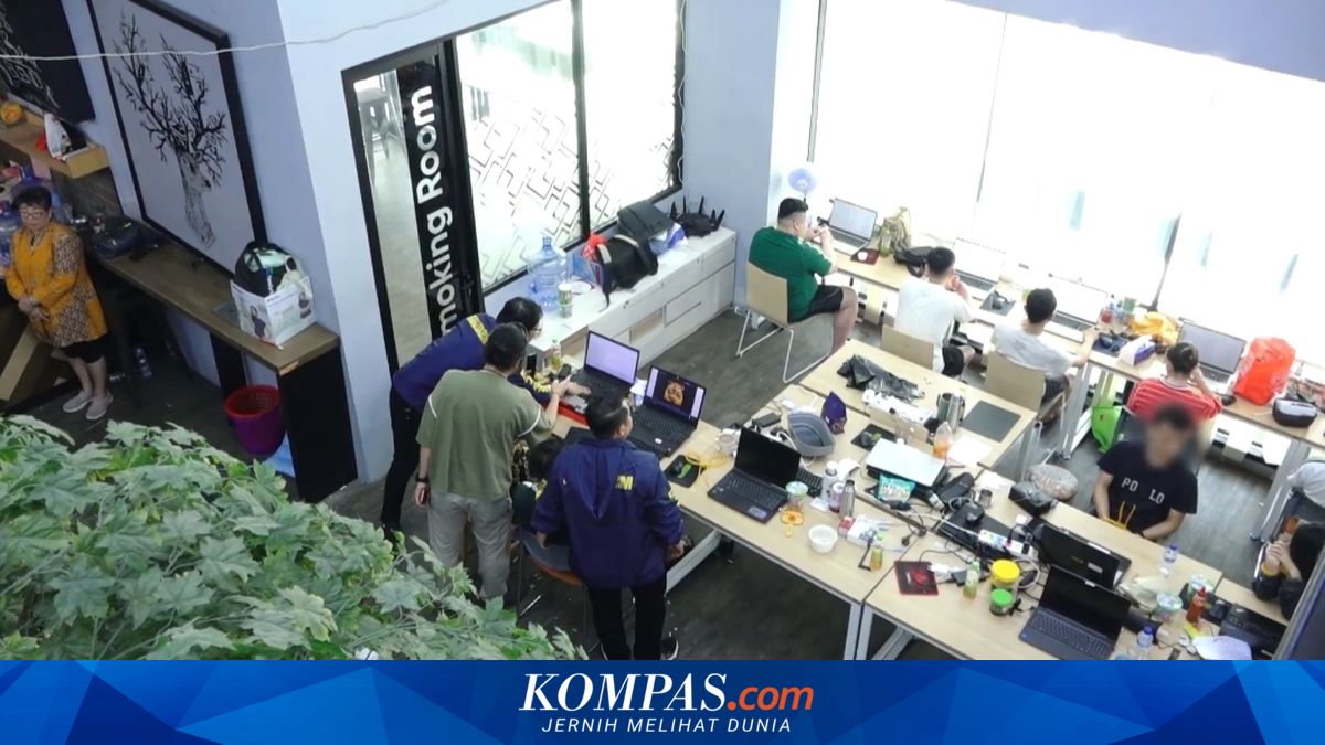 Moment of Raid on Online Gambling Headquarters in Hayam Wuruk, Foreign Nationals in Casual Attire in the Work Room