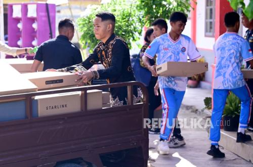 President of Indonesia Distributes Mobile Phones to All Households on Miangas Island