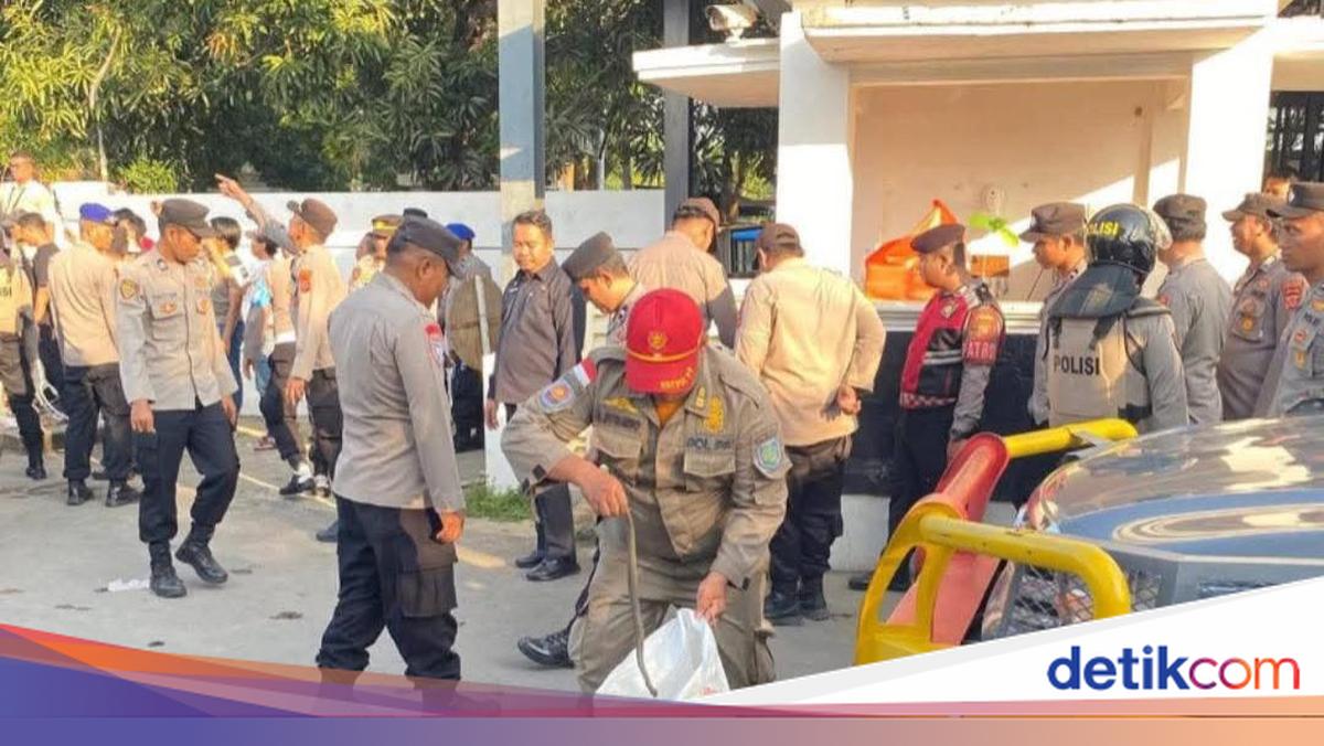 Residents Throw Snake During Protest in Indramayu