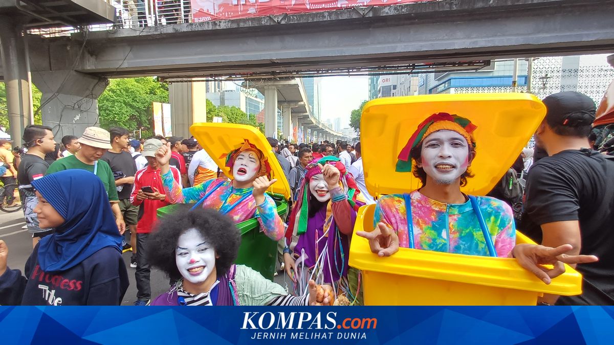 IKJ Students Dress as Rubbish Bins at Rasuna Said CFD to Educate Public on Waste Sorting