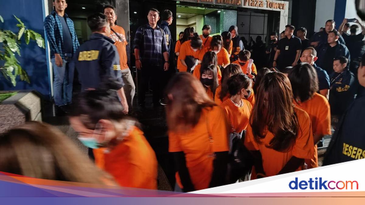 In Prison Uniforms, 320 Foreign Nationals from Online Gambling Syndicate in Hayam Wuruk Escorted to Immigration Detention