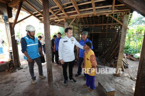 MPR Deputy Chairman Highlights Uninhabitable Houses During Inspection of Electricity Aid in Remote Trenggalek