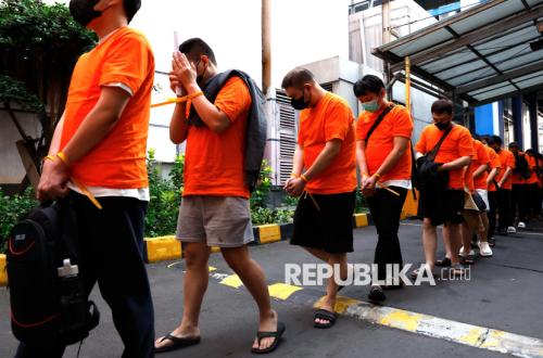 Police Arrest 320 Foreign Nationals in Online Gambling Syndicate in Hayam Wuruk, Mostly Vietnamese Citizens