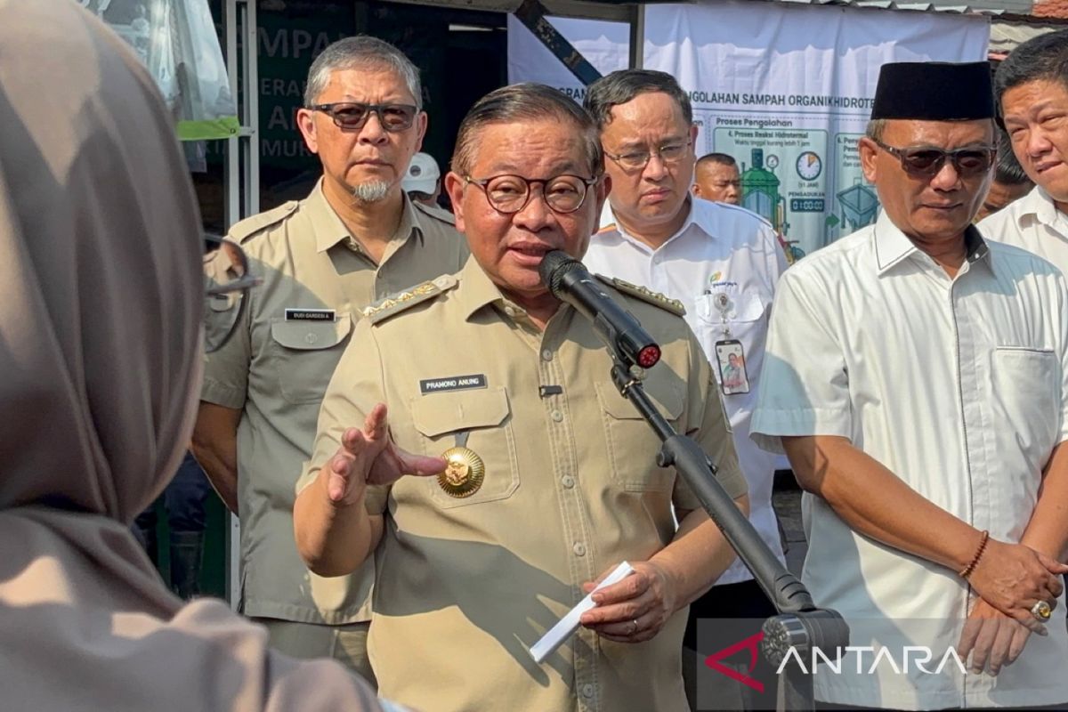 Pramono inspects organic waste processing at Kramat Jati Market