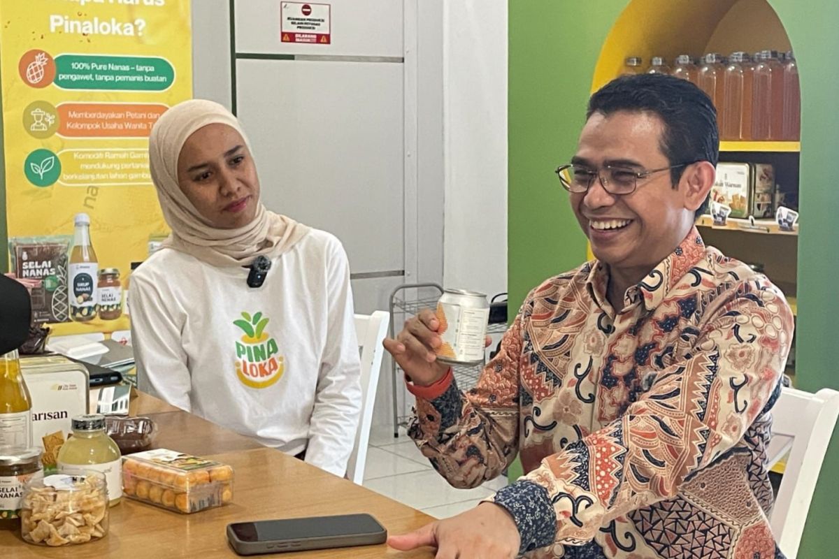DPR Member Appreciates Siak's SMEs for Transforming Pineapples into Modern Products