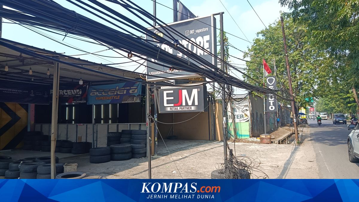 Residents Complain About Tangled Low-Hanging Cables in North Bekasi, Causing Accidents and Disrupting Businesses