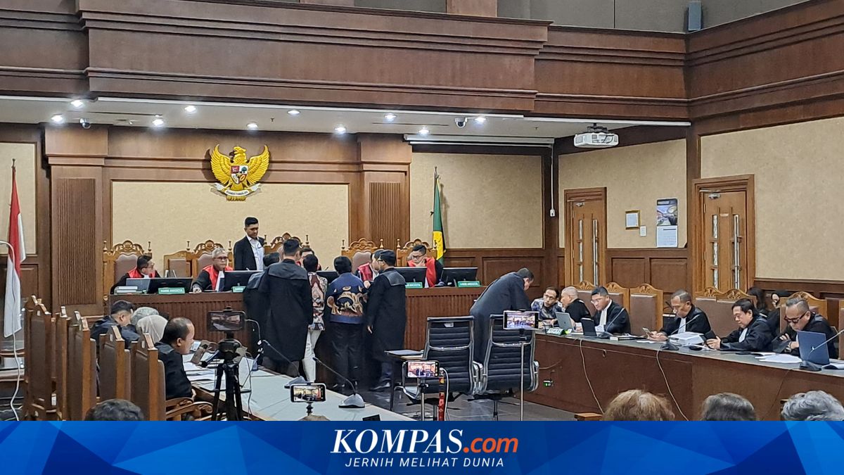 Moment When Doctor Explains Nadiem Makarim's Health in Chromebook Corruption Trial